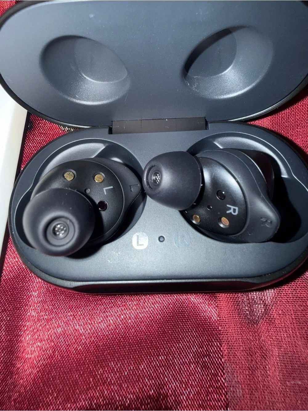 Samsung True Wireless Earbuds Charging Case in Black